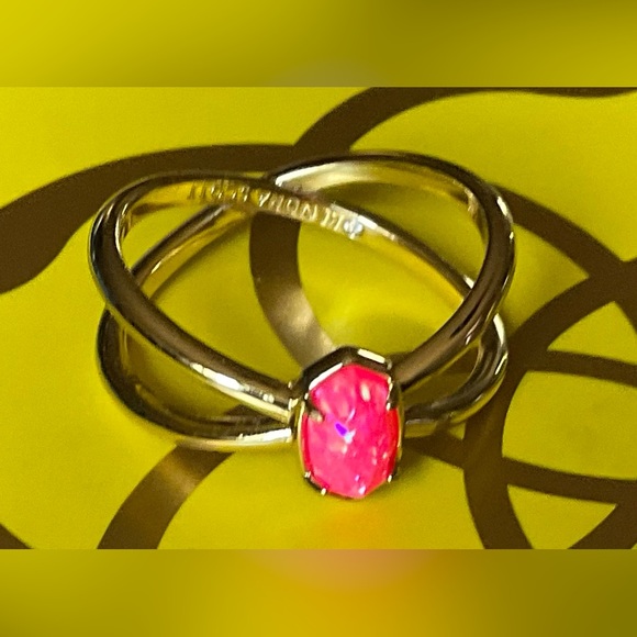 NEW Kendra Scott Emilie Double Band Ring in Hot Pink Kyocera Opal framed in Gold - Picture 3 of 6